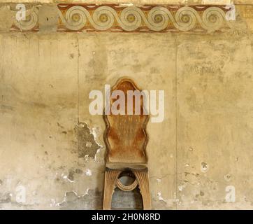 Griechenland. Kreta. Palast von Knossos (1700-1450 v. Chr.). Das Megaron. Raum des Publikums. Rekonstruktion Alabasterthron und dekorative Malerei auf seinem Wal Stockfoto
