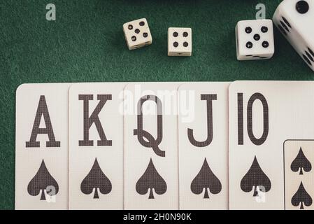 Die Kombination von Spielkarten Poker Casino. Royal Flush in Pik-Anzug auf Green Card Tisch gewinnen Hand Business-Konzept. Stockfoto