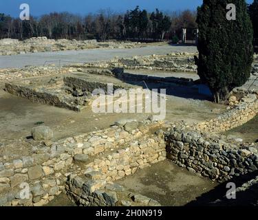 Spanien, Katalonien, Provinz Girona, Empuries. Griechische Neapolis. Archäologische Überreste des Macellum (2. Jahrhundert v. Chr.), die um eine große Zisterne, i, gelegen sind Stockfoto