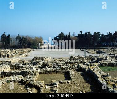 Spanien, Katalonien, Provinz Girona, Empuries. Griechische Neapolis. Panoramablick auf die archäologischen Überreste, die die Agora (2. Jahrhundert v. Chr.), ein Stockfoto