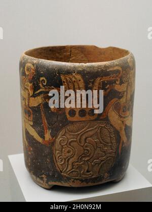 Verzierte Vase mit figurativer Szene. Lackierte Keramik. Maya-Kultur. Späte klassische Periode (600-900 n. Chr.). Mesoamerika. Maya-Region. Museum des Amerikanischen Stockfoto