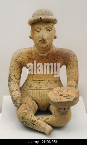 Sitzung menschliche Figur (Pfeifen). Keramik. Colima Stil. Late Preclassic Periode (400 v. Chr.-100 v. Chr.). Western Mexiko. Museum des Amerikas. Madrid, Spanien. Stockfoto