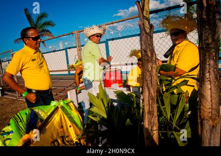 PANAMA CITY CARNIVAL 'La Jumbo Rumba'..Panama City feiert auch den Karneval, indem es die Hauptarterien der Stadt für Paraden und die traditionelle 'Mojadera' (die Menschen werfen einander Wasser zu), die ein Merkmal jeder Karnevalsfeier im ganzen Land. 18-Wheller mit Wassertanks tauchen auf und Pumpen Wasser aus dem Wasser, um es auf die Massen zu werfen, die die Paraden feiern. Das ist vielleicht seltsam, aber wenn Sie an diesem Karneval teilnehmen, werden Sie bald feststellen, dass es wirklich schön ist, weil Panama heiß ist und der Karneval im Sommer stattfindet (Trockenzeit in Panama dauert Stockfoto