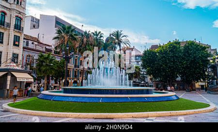 Wasserbrunnen auf einem Platz in Huelva Stockfoto