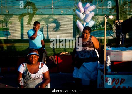 PANAMA CITY CARNIVAL 'La Jumbo Rumba'..Panama City feiert auch den Karneval, indem es die Hauptarterien der Stadt für Paraden und die traditionelle 'Mojadera' (die Menschen werfen einander Wasser zu), die ein Merkmal jeder Karnevalsfeier im ganzen Land. 18-Wheller mit Wassertanks tauchen auf und Pumpen Wasser aus dem Wasser, um es auf die Massen zu werfen, die die Paraden feiern. Das ist vielleicht seltsam, aber wenn Sie an diesem Karneval teilnehmen, werden Sie bald feststellen, dass es wirklich schön ist, weil Panama heiß ist und der Karneval im Sommer stattfindet (Trockenzeit in Panama dauert Stockfoto