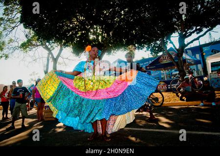 PANAMA CITY CARNIVAL 'La Jumbo Rumba'..Panama City feiert auch den Karneval, indem es die Hauptarterien der Stadt für Paraden und die traditionelle 'Mojadera' (die Menschen werfen einander Wasser zu), die ein Merkmal jeder Karnevalsfeier im ganzen Land. 18-Wheller mit Wassertanks tauchen auf und Pumpen Wasser aus dem Wasser, um es auf die Massen zu werfen, die die Paraden feiern. Das ist vielleicht seltsam, aber wenn Sie an diesem Karneval teilnehmen, werden Sie bald feststellen, dass es wirklich schön ist, weil Panama heiß ist und der Karneval im Sommer stattfindet (Trockenzeit in Panama dauert Stockfoto