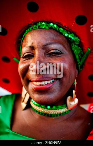 PANAMA CITY CARNIVAL 'La Jumbo Rumba'..Panama City feiert auch den Karneval, indem es die Hauptarterien der Stadt für Paraden und die traditionelle 'Mojadera' (die Menschen werfen einander Wasser zu), die ein Merkmal jeder Karnevalsfeier im ganzen Land. 18-Wheller mit Wassertanks tauchen auf und Pumpen Wasser aus dem Wasser, um es auf die Massen zu werfen, die die Paraden feiern. Das ist vielleicht seltsam, aber wenn Sie an diesem Karneval teilnehmen, werden Sie bald feststellen, dass es wirklich schön ist, weil Panama heiß ist und der Karneval im Sommer stattfindet (Trockenzeit in Panama dauert Stockfoto