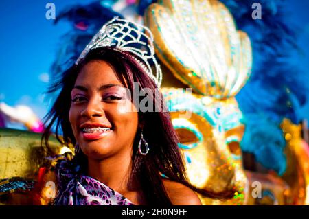 PANAMA CITY CARNIVAL 'La Jumbo Rumba'..Panama City feiert auch den Karneval, indem es die Hauptarterien der Stadt für Paraden und die traditionelle 'Mojadera' (die Menschen werfen einander Wasser zu), die ein Merkmal jeder Karnevalsfeier im ganzen Land. 18-Wheller mit Wassertanks tauchen auf und Pumpen Wasser aus dem Wasser, um es auf die Massen zu werfen, die die Paraden feiern. Das ist vielleicht seltsam, aber wenn Sie an diesem Karneval teilnehmen, werden Sie bald feststellen, dass es wirklich schön ist, weil Panama heiß ist und der Karneval im Sommer stattfindet (Trockenzeit in Panama dauert Stockfoto