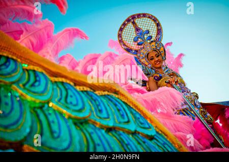 PANAMA CITY CARNIVAL 'La Jumbo Rumba'..Panama City feiert auch den Karneval, indem es die Hauptarterien der Stadt für Paraden und die traditionelle 'Mojadera' (die Menschen werfen einander Wasser zu), die ein Merkmal jeder Karnevalsfeier im ganzen Land. 18-Wheller mit Wassertanks tauchen auf und Pumpen Wasser aus dem Wasser, um es auf die Massen zu werfen, die die Paraden feiern. Das ist vielleicht seltsam, aber wenn Sie an diesem Karneval teilnehmen, werden Sie bald feststellen, dass es wirklich schön ist, weil Panama heiß ist und der Karneval im Sommer stattfindet (Trockenzeit in Panama dauert Stockfoto