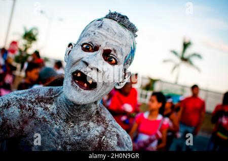 PANAMA CITY CARNIVAL 'La Jumbo Rumba'..Panama City feiert auch den Karneval, indem es die Hauptarterien der Stadt für Paraden und die traditionelle 'Mojadera' (die Menschen werfen einander Wasser zu), die ein Merkmal jeder Karnevalsfeier im ganzen Land. 18-Wheller mit Wassertanks tauchen auf und Pumpen Wasser aus dem Wasser, um es auf die Massen zu werfen, die die Paraden feiern. Das ist vielleicht seltsam, aber wenn Sie an diesem Karneval teilnehmen, werden Sie bald feststellen, dass es wirklich schön ist, weil Panama heiß ist und der Karneval im Sommer stattfindet (Trockenzeit in Panama dauert Stockfoto