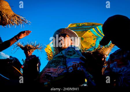 PANAMA CITY CARNIVAL 'La Jumbo Rumba'..Panama City feiert auch den Karneval, indem es die Hauptarterien der Stadt für Paraden und die traditionelle 'Mojadera' (die Menschen werfen einander Wasser zu), die ein Merkmal jeder Karnevalsfeier im ganzen Land. 18-Wheller mit Wassertanks tauchen auf und Pumpen Wasser aus dem Wasser, um es auf die Massen zu werfen, die die Paraden feiern. Das ist vielleicht seltsam, aber wenn Sie an diesem Karneval teilnehmen, werden Sie bald feststellen, dass es wirklich schön ist, weil Panama heiß ist und der Karneval im Sommer stattfindet (Trockenzeit in Panama dauert Stockfoto