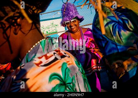 PANAMA CITY CARNIVAL 'La Jumbo Rumba'..Panama City feiert auch den Karneval, indem es die Hauptarterien der Stadt für Paraden und die traditionelle 'Mojadera' (die Menschen werfen einander Wasser zu), die ein Merkmal jeder Karnevalsfeier im ganzen Land. 18-Wheller mit Wassertanks tauchen auf und Pumpen Wasser aus dem Wasser, um es auf die Massen zu werfen, die die Paraden feiern. Das ist vielleicht seltsam, aber wenn Sie an diesem Karneval teilnehmen, werden Sie bald feststellen, dass es wirklich schön ist, weil Panama heiß ist und der Karneval im Sommer stattfindet (Trockenzeit in Panama dauert Stockfoto