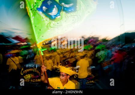 PANAMA CITY CARNIVAL 'La Jumbo Rumba'..Panama City feiert auch den Karneval, indem es die Hauptarterien der Stadt für Paraden und die traditionelle 'Mojadera' (die Menschen werfen einander Wasser zu), die ein Merkmal jeder Karnevalsfeier im ganzen Land. 18-Wheller mit Wassertanks tauchen auf und Pumpen Wasser aus dem Wasser, um es auf die Massen zu werfen, die die Paraden feiern. Das ist vielleicht seltsam, aber wenn Sie an diesem Karneval teilnehmen, werden Sie bald feststellen, dass es wirklich schön ist, weil Panama heiß ist und der Karneval im Sommer stattfindet (Trockenzeit in Panama dauert Stockfoto