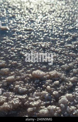 Nahaufnahme von Salzflächen im Wasser. Stockfoto