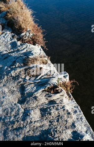 Nahaufnahme von Salzflächen im Wasser. Stockfoto