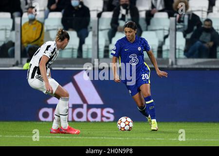 Turin, Italien . Am 13. Oktober 2021 kontrolliert Samantha Kerr von den Chelsea FC Women den Ball während des UEFA Champions League Group A-Spiels zwischen Juventus FC Women und Chelsea FC Women im Allianz Stadium am 13. Oktober 2021 in Turin, Italien. Stockfoto