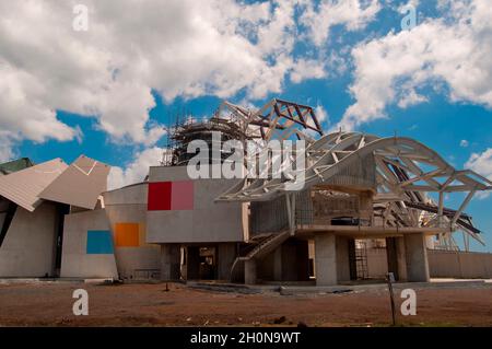 BIOMUSEO-BAU (Edificio Puente de Vida).die Brücke 'Puente de Vida', die von einem der führenden Architekturbüros der Welt - Frank O. Gehry & Associates - entworfen wird, wird eine neue Ikone für Panama sein. Darüber hinaus wird es ein atemberaubendes Gebäude sein, das sich sehr von allen anderen Gebäuden unterscheidet, die Besucher gesehen haben..Fotografie von Aaron Sosa.Panama City, Panama 2011.(Copyright © Aaron Sosa) Stockfoto