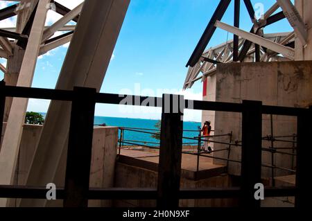 BIOMUSEO-BAU (Edificio Puente de Vida).die Brücke 'Puente de Vida', die von einem der führenden Architekturbüros der Welt - Frank O. Gehry & Associates - entworfen wird, wird eine neue Ikone für Panama sein. Darüber hinaus wird es ein atemberaubendes Gebäude sein, das sich sehr von allen anderen Gebäuden unterscheidet, die Besucher gesehen haben..Fotografie von Aaron Sosa.Panama City, Panama 2011.(Copyright © Aaron Sosa) Stockfoto