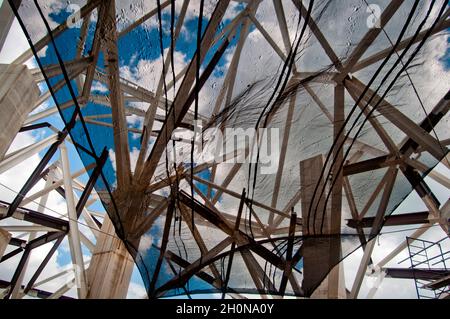 BIOMUSEO-BAU (Edificio Puente de Vida).die Brücke 'Puente de Vida', die von einem der führenden Architekturbüros der Welt - Frank O. Gehry & Associates - entworfen wird, wird eine neue Ikone für Panama sein. Darüber hinaus wird es ein atemberaubendes Gebäude sein, das sich sehr von allen anderen Gebäuden unterscheidet, die Besucher gesehen haben..Fotografie von Aaron Sosa.Panama City, Panama 2011.(Copyright © Aaron Sosa) Stockfoto