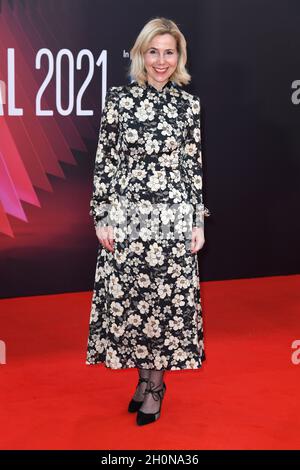 13. Oktober 2021, London, Großbritannien. Sally Phillips bei der Gala-Vorführung der verlorenen Tochter, die Teil des BFI London Film Festival ist und in der Royal Festival Hall stattfand. Quelle: Doug Peters/EMPICS/Alamy Live News Stockfoto