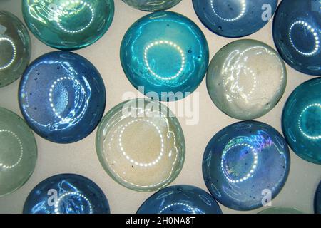Hintergrund aus mehrfarbigen Glaskugeln mit Hintergrundbeleuchtung Stockfoto