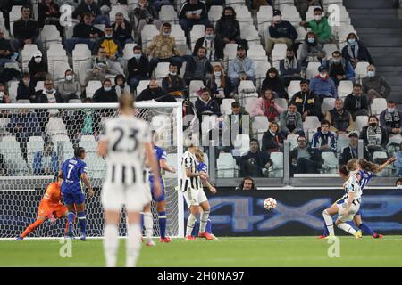 Turin, Italien, 13. Oktober 2021. Barbara Bonansea aus Juventus punktet beim UEFA Womens Champions League-Spiel im Juventus Stadium in Turin mit 1-1 Punkten. Bildnachweis sollte lauten: Jonathan Moscrop / Sportimage Kredit: Sportimage/Alamy Live News Stockfoto