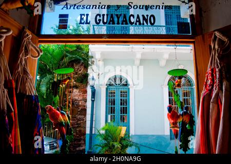 CASCO VIEJO / ALTSTADT - Panama City Casco Viejo (Spanisch für Altstadt), auch bekannt als Casco Antiguo oder San Francisco, ist das historische Viertel von Panama City. Es wurde 1673 fertiggestellt und angesiedelt und wurde nach der fast vollständigen Zerstörung des ursprünglichen Panam errichtet. Stadt, Panama Viejo im Jahr 1671, als letzterer von Piraten angegriffen wurde. Es wurde 1997 zum Weltkulturerbe ernannt..Panama 2011.Fotografie von Aaron Sosa Stockfoto