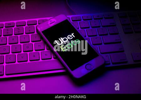 Spanien. Oktober 2021. In dieser Abbildung wird das Uber Eats-Logo auf einem Smartphone auf einer Computertastatur angezeigt. Kredit: SOPA Images Limited/Alamy Live Nachrichten Stockfoto
