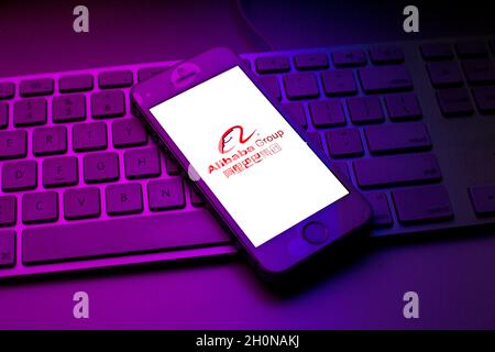 Spanien. Oktober 2021. In dieser Abbildung ist ein Alibaba Group Logo zu sehen, das auf einem Smartphone auf einer Computertastatur angezeigt wird. Kredit: SOPA Images Limited/Alamy Live Nachrichten Stockfoto