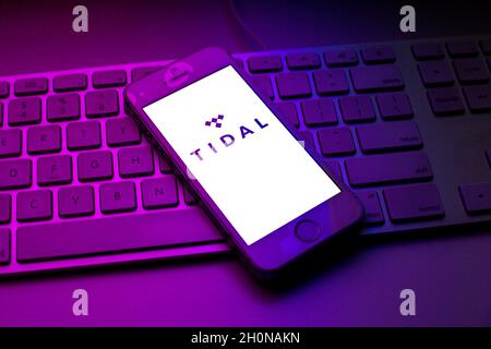 Spanien. Oktober 2021. In dieser Abbildung ist ein Tidal-Logo zu sehen, das auf einem Smartphone auf einer Computertastatur angezeigt wird. Kredit: SOPA Images Limited/Alamy Live Nachrichten Stockfoto