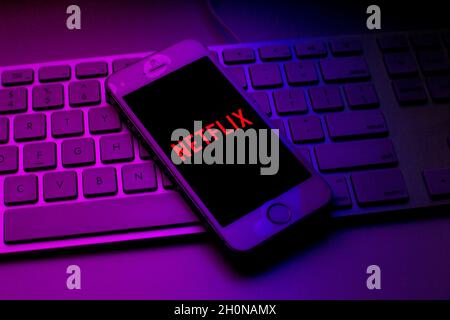 Spanien. Oktober 2021. In dieser Abbildung ist ein Netflix-Logo zu sehen, das auf einem Smartphone auf einer Computertastatur angezeigt wird. Kredit: SOPA Images Limited/Alamy Live Nachrichten Stockfoto