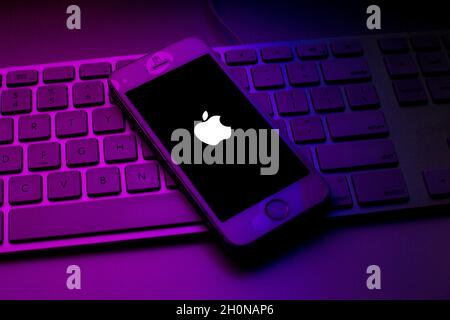 Spanien. Oktober 2021. In dieser Abbildung ist ein Apple-Logo zu sehen, das auf einem Smartphone auf einer Computertastatur angezeigt wird. Kredit: SOPA Images Limited/Alamy Live Nachrichten Stockfoto