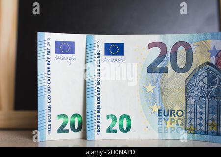 Neues Geschäftsjahr 2020 - Euro-Wechselkurs - 20 Euro-Rechnungen Stockfoto