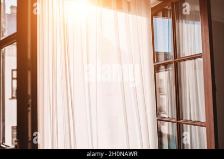 Morgens frische kühle Luft im offenen Fenster Stockfoto