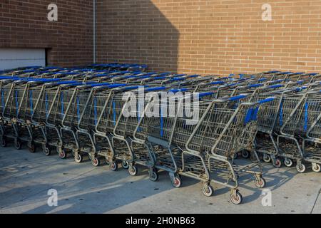 Platz für Lebensmitteleinkäufe Karts in der Nähe des Hypermarktes Stockfoto