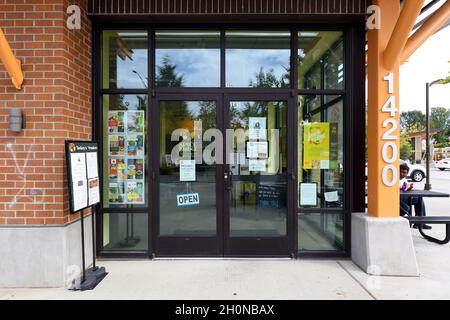 Spice Bridge, 14200 Tukwila International Blvd, Tukwila, Washington. Außenfassade einer globalen Lebensmittelhalle im Tukwila Village. Stockfoto