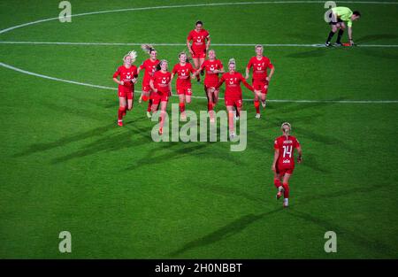 Liverpool-Spieler feiern, einen Bonuspunkte zu erhalten, nachdem sie den Elfmeterschießen mit dem entscheidenden Tor gewonnen haben, das Ashley Hodson während des FA Women's League Cup Group A-Spiels im Prenton Park, Birkenhead, erzielte. Bilddatum: Mittwoch, 13. Oktober 2021. Stockfoto