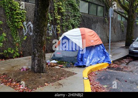 Ein Zelt auf einem Gehweg im Nob Hill-Viertel von Portland, Oregon. Stockfoto