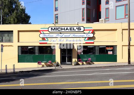 Michael's Ital Beef & Sausage Co., 1111 SE Sandy Blvd, Portland, Oregon. Außenfassade eines italienischen Rindfleischsandwichladens im Chicagoer Stil. Stockfoto