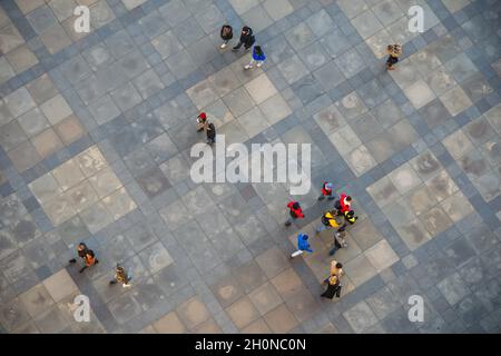 Blick auf die Menschen auf der Straße von oben. Stockfoto