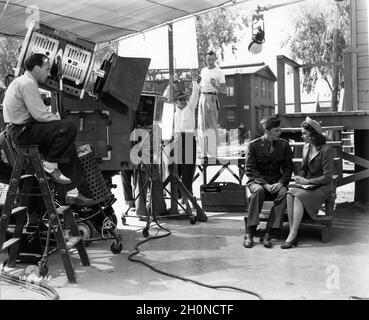 Der Kameramann BERT GLENNON (auf der Leiter) mit Technicolor Kamera und Crew filmt RONALD REAGAN und JOAN LESLIE in einer Szene dafür SPIELT MICHAEL CURTIZ, DER REGISSEUR DER ARMEE 1943, Irving Berlin Warner Bros Stockfoto