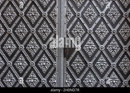 Dekorative Metalltürverzierung. Antike Eisentür mit klassischen Ornamenten. Stockfoto