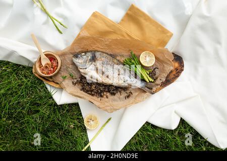 dorado-Fisch auf Papier gebacken mit Soße von oben. Stockfoto