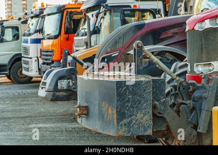 Straßenbaumaschinen auf dem Parkplatz. LKW und Traktoren. Stockfoto
