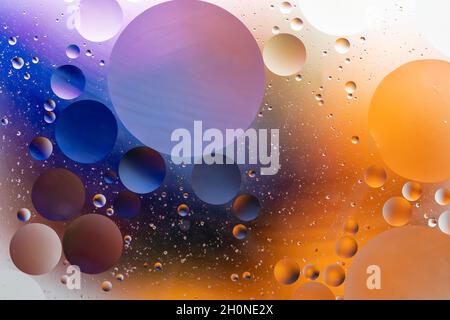 Abstrakte bunte Kulisse mit Öltropfen auf der Wasseroberfläche. Abstrakter Hintergrund. Stockfoto