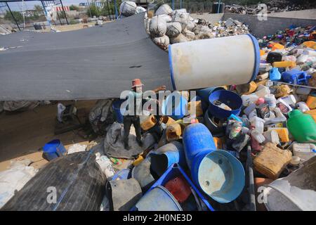 Am 13. Oktober 2021, der Gazastreifen, der Gazastreifen, Palästina: Ein palästinensischer Arbeiter in der Kunststofffabrik im Gazastreifen. (Bild: © Mahmoud Khattab/Quds Net News via ZUMA Press Wire) Stockfoto