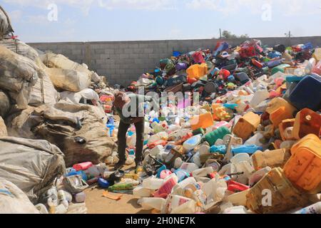 Am 13. Oktober 2021, der Gazastreifen, der Gazastreifen, Palästina: Ein palästinensischer Arbeiter in der Kunststofffabrik im Gazastreifen. (Bild: © Mahmoud Khattab/Quds Net News via ZUMA Press Wire) Stockfoto