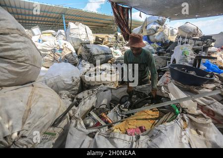 Am 13. Oktober 2021, der Gazastreifen, der Gazastreifen, Palästina: Ein palästinensischer Arbeiter in der Kunststofffabrik im Gazastreifen. (Bild: © Mahmoud Khattab/Quds Net News via ZUMA Press Wire) Stockfoto