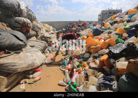 Am 13. Oktober 2021, der Gazastreifen, der Gazastreifen, Palästina: Ein palästinensischer Arbeiter in der Kunststofffabrik im Gazastreifen. (Bild: © Mahmoud Khattab/Quds Net News via ZUMA Press Wire) Stockfoto