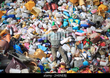 Am 13. Oktober 2021, der Gazastreifen, der Gazastreifen, Palästina: Ein palästinensischer Arbeiter in der Kunststofffabrik im Gazastreifen. (Bild: © Mahmoud Khattab/Quds Net News via ZUMA Press Wire) Stockfoto